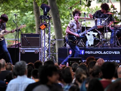 Actuaci&oacute;n de The Royal Flash en la plaza de Palacio de Alcal&aacute; de Henares.