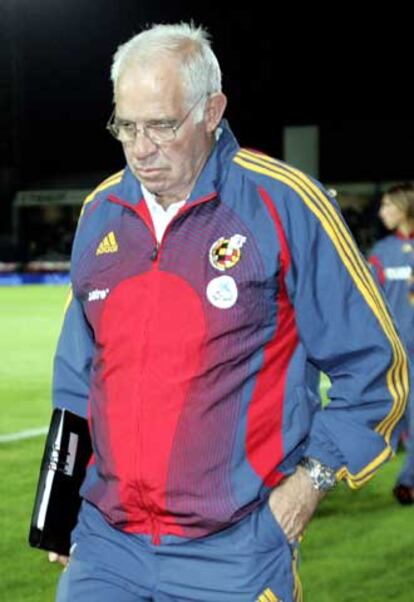 Luis Aragonés regresa al vestuario tras la derrota.