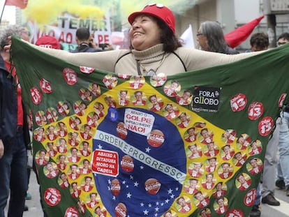 Partidária de Dilma Rousseff se manifesta em São Paulo.