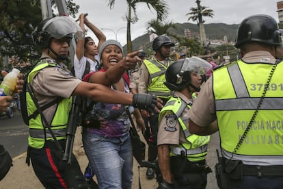 Manifestantes simpatizantes del gobierno de Nicolás Maduro se enfrentan a manifestantes opositores que participan en la manifestación denominada "Toma de Caracas".