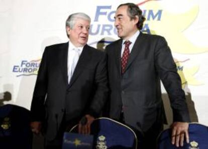 El vicepresidente de CEOE y presidente de la patronal madrile?a CEIM, Arturo Fernndez (i), junto al presidente de la CEOE, Juan Rosell (d), momentos antes de su intervencin hoy en el Frum Europa.