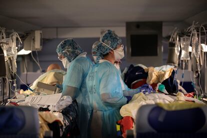 Interior de un tren TGV medicalizado en el que se evacúa a pacientes de coronavirus este miércoles en París. 