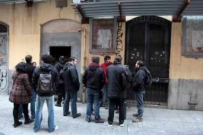 Puerta del edificio okupado ayer por el colectivo Patio Maravillas en la Travesía de San Mateo.