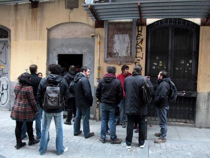 Puerta del edificio okupado ayer por el colectivo Patio Maravillas en la Travesía de San Mateo.