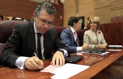 Francisco Granados (en primer plano) junto a Ignacio Gonz&aacute;lez y Esperanza Aguirre en la Asamblea de Madrid.