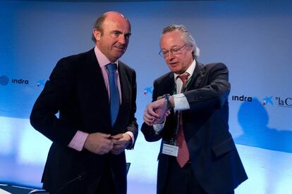 El ministro de Economía, Luis de Guindos, con el presidente del Círculo de Economía, Josep Piqué.