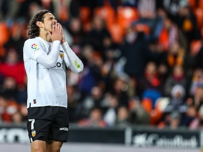 Cavani se lamenta durante el Valencia-Almería de este lunes.