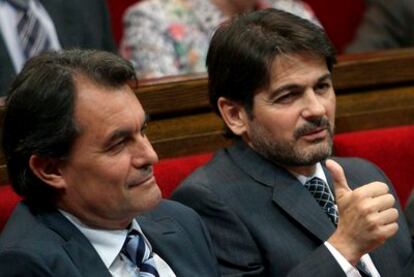 Artur Mas y Oriol Pujol en una sesión en el Parlamento de Cataluña en junio de 2010.