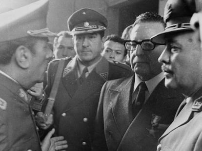 Carlos Prats habla con Salvador Allende durante 'el tanquetazo', el 29 de junio de 1973.