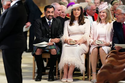 De izquierda a derecha, el primer ministro escocés Humza Yousaf y su mujer Nadia El-Nakla y la presidenta del Parlamento Escocés, Alison Johnstone, durante el servicio religioso en la catedral.