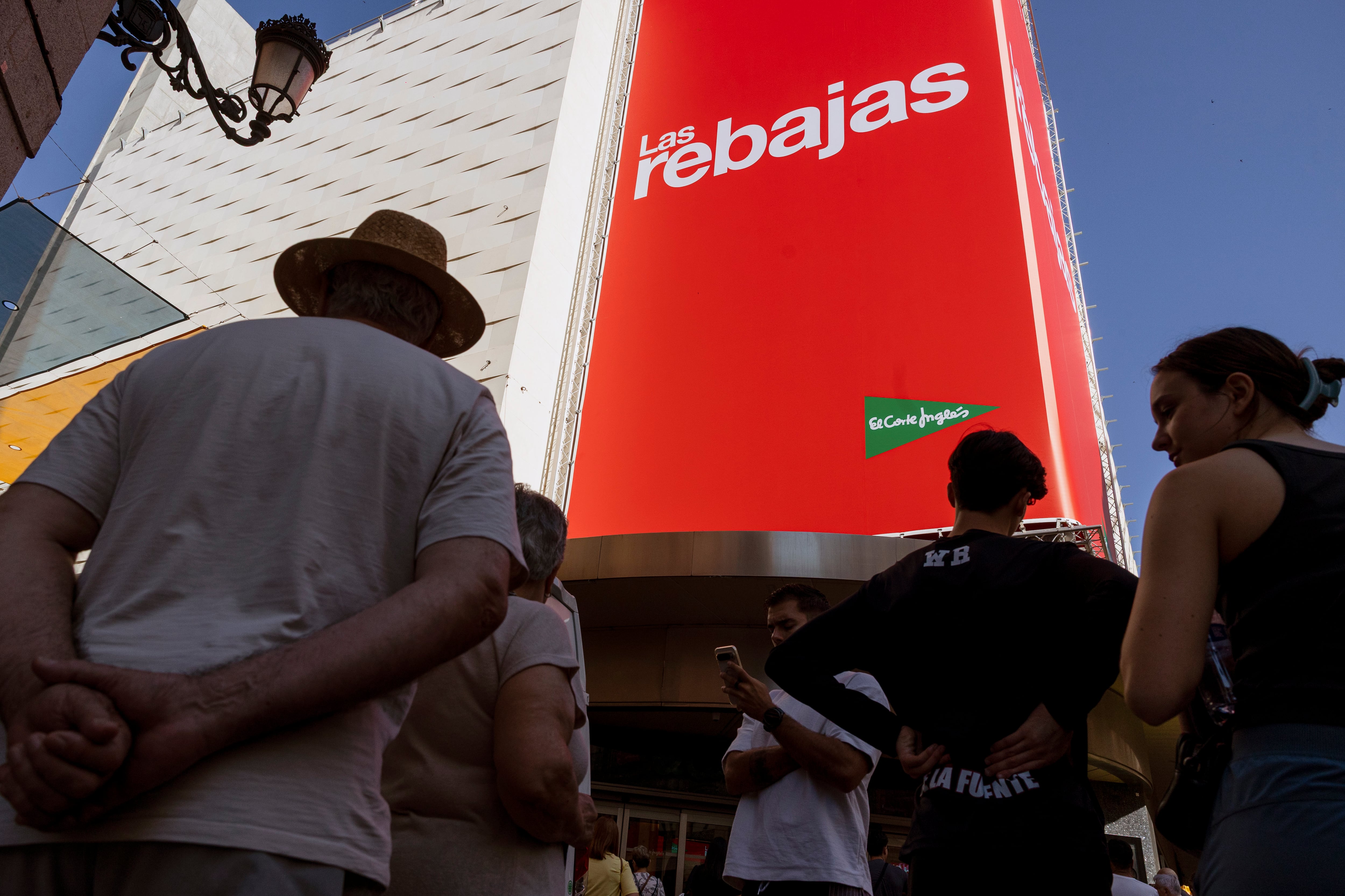 Rebajas de verano en Zara, El Corte Inglés y otras tiendas, ¿cuándo empiezan y dónde encontrar descuentos?