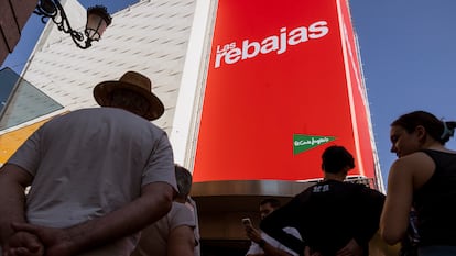 Vista de los carteles de rebajas en El Corte Inglés de la calle Preciados (Madrid).