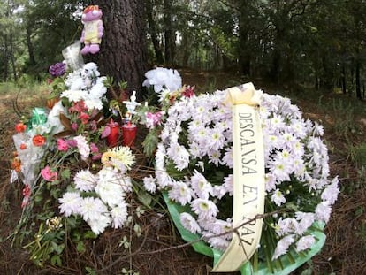 Flores, en lugar donde apareció el cadáver de Asunta