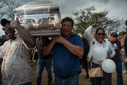 Familiares participan en el cortejo fúnebre de uno de los cuatro menores, en Guayaquil, Ecuador, el 1 de enero de 2025.