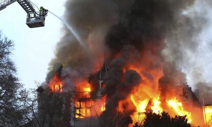 Unos bomberos intentan apagar un incendio en una vivienda en Herdecke, Alemania. Las autoridades han pedido que los habitantes de la zona cierren puertas y ventanas. Varias personas han tenido que ser atendidas por intoxicación por humo.