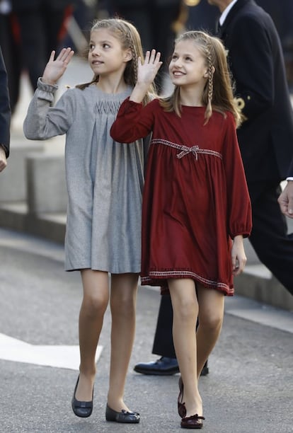 La princesa de Asturias y la Infanta Sofía saludan a su llegada al Palacio de las Cortes, en el que es su primer acto político.