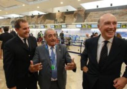 Juan Jos&eacute; Hidalgo, presidente de Air Europa, entre Jos&eacute; Manuel Vargas y Javier Mar&iacute;n, presidente y director general de Aena, respectivamente.