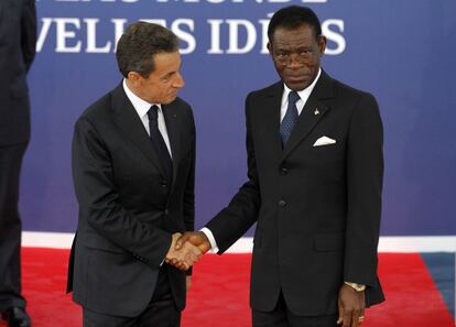 El presidente de Guinea Ecuatorial, Teodoro Obiang Nguema (d), saluda al presidente francés, Nicolas Sarkozy, a su llegada a la cumbre del G20 que tiene lugar en esta ciudad francesa.