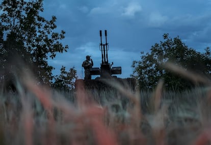 Un soldado ucranio en una unidad de defensa antidrones aguarda la llegada de un posible ataque en la zona de Jersón
