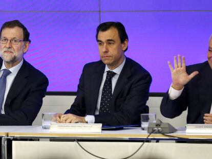Mariano Rajoy y los vicesecretarios del PP, Fernando Martínez Maillo y Javier Arenas, este lunes, en el Comité Ejecutivo Nacional del PP