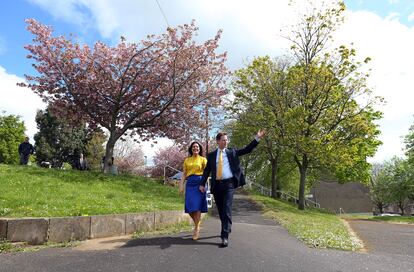 El actual viceprimer ministro, Nick Clegg y su mujer Miriam González, a su llegada al colegio electoral de Hall Park en Sheffield (Reino Unido).