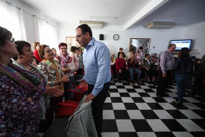 Gente humilde y trabajadora recibe a Núñez y al presidente de la Diputación, Benjamín Prieto (en la imagen), con una sonrisa agradecida.