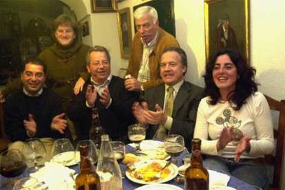 Pacheco y Román (de pie), con unos amigos en una fiesta navideña a la que acudieron ayer tras el cese