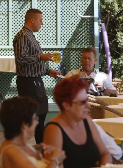 Un camarero atiende a un cliente, ayer en el hotel Amaragua de Torremolinos (Málaga).