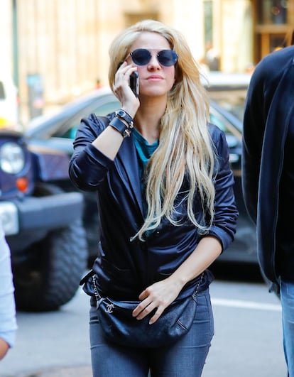 La cantante Shakira, el pasado mes de mayo en Nueva York, con una riñonera de la firma Chanel.