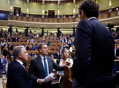 El líder del PP, Alberto Núñez Feijóo (en el centro), entre Elías Bendodo, Borja Sémper y Cuca Gamarra, el 21 de septiembre en la Cámara baja.