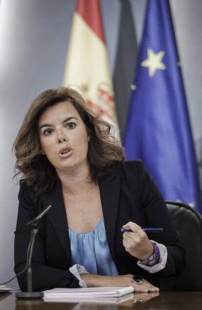 La vicepresidente del Gobierno, Soraya Sáenz de Santamaría, durante la rueda de prensa que ha ofrecido junto al titular de Economía, Luis de Guindos, tras la reunión del Consejo de Ministros hoy.