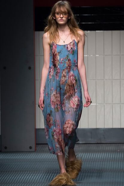 Alessandro Michele, al frente de la firma, presentó en la colección de otoño 2015 este vestido de estampado de flores.