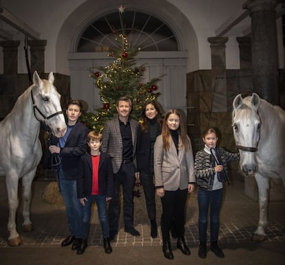 La familia real danesa fue la más rápida en mandar su felicitación. Publicaron la imagen el pasado 12 de diciembre y en ella, Felipe de Dinamarca posa con su familia en un establo. El príncipe heredero aparece junto a su esposa, María Isabel de Dinamarca, en el centro de la fotografía, frente a un árbol de Navidad. Mientras que los príncipes Cristián y Josefina sujetan dos caballos blancos en los laterales, sus hermanos Isabel y Vicente posan sonrientes en la primera fila.