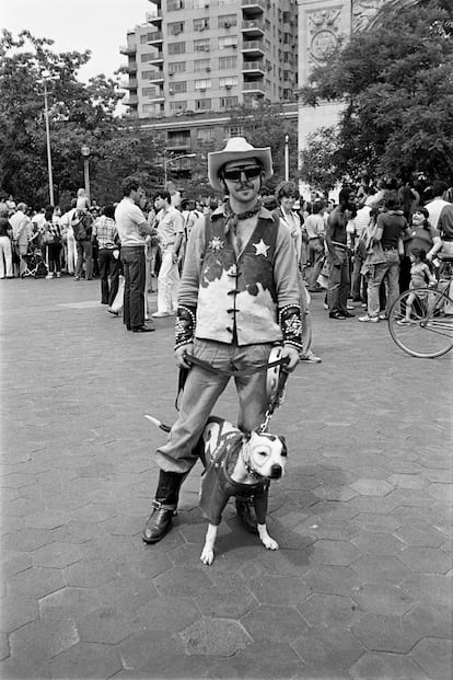 Paseante con perro en el parque Washington Square. Nueva York, 1980-1981