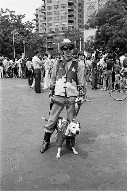 Paseante con perro en el parque Washington Square. Nueva York, 1980-1981