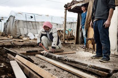 A medida que llegan nuevos desplazados por el conflicto, los vecinos se ponen manos a la obra para ayudarles a levantar su tienda. Tardan de media unos tres días. El coste suele rondar los 500 dólares, aunque la mayoría de los casos las tiendas se hacen un poco más grandes para que puedan convivir 3 familias al mismo tiempo. Delhamiye, Valle de Bekaa.