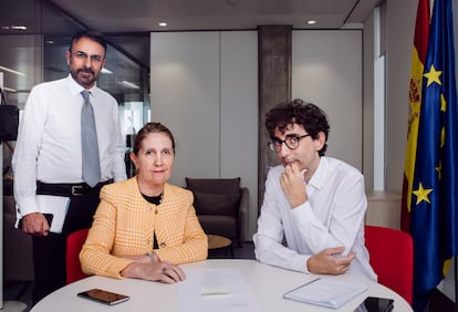 Los tres responsables de la Oficina de la Presidencia. En el centro, su directora, Aurora Mejía; a la izquierda, Gonzalo Álvarez, y, a la derecha, Oriol Escalas.