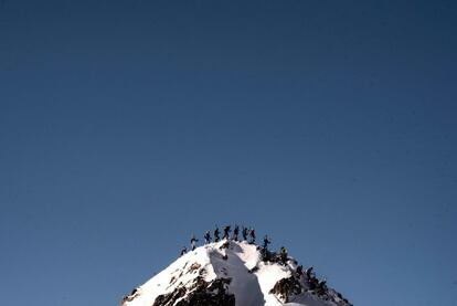 Un grupo de esquiadores compiten en Beaufort, durante la tercera etapa de la 32ª edición de la competición de esquí de montaña Pierra Menta, en Francia.