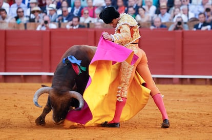 Juan Ortega, a la verónica en su segundo toro.