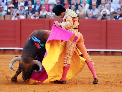 Juan Ortega, a la verónica en su segundo toro.