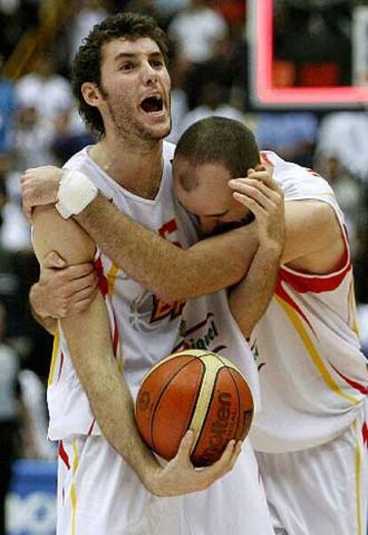 Rudy Fernández y Carlos Jiménez celebran la victoria de España ante Argentina en semifinales.