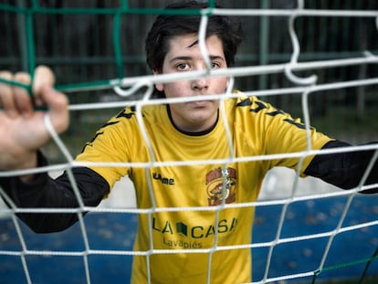 Ángel Berrocal durante un entrenamiento en el Centro Deportivo Municipal La Chopera, en el Retiro. Hasta allí se desplazan los Dragones una vez por semana para disfrutar de la sensación de jugar en un campo de césped.