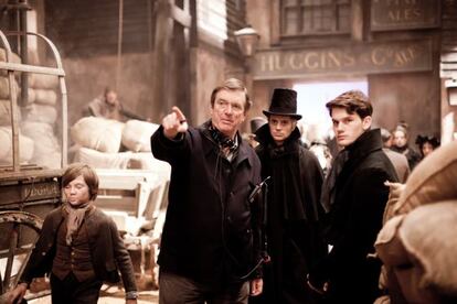 Mike Newell dirige a Jeremy Irvine en el rodaje de 'Grandes esperanzas'