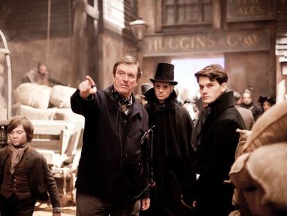 Mike Newell dirige a Jeremy Irvine en el rodaje de &#039;Grandes esperanzas&#039;