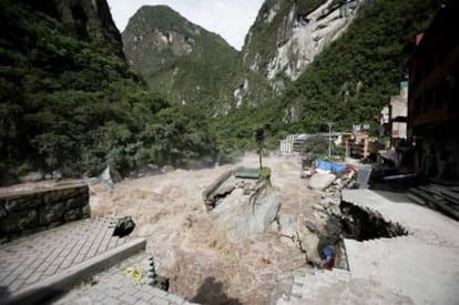 Una carretera interrumpida por la riada, en la localidad de Aguas Calientes.