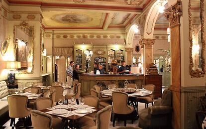 Interior del centenario café Royalty, en Cádiz.