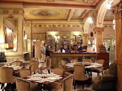 Interior del centenario café Royalty, en Cádiz.