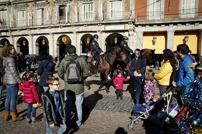 El patrullaje también se desarrolla en lugares muy concurridos, como la plaza Mayor.