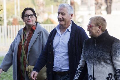 javier Peris y dos concejalas.