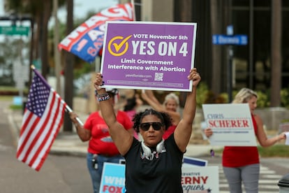 Mujeres se manifiestan a favor de la Enmienda 4 sobre el aborto frente a un colegio electoral este martes, en Clearwater, Florida.